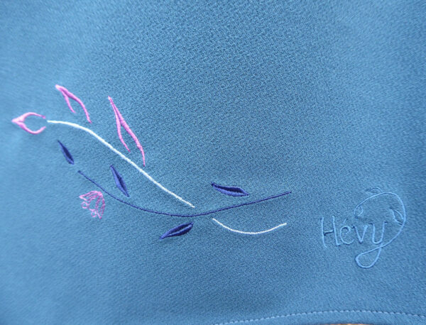 Broderie sur bas robe Aphrodite avec logo Hévy