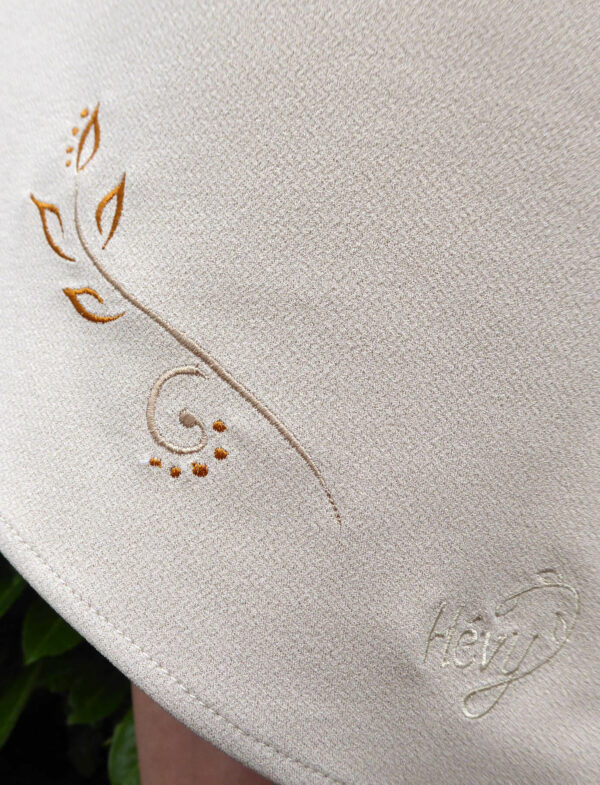 Broderie sur bas robe Athéna avec logo Hévy