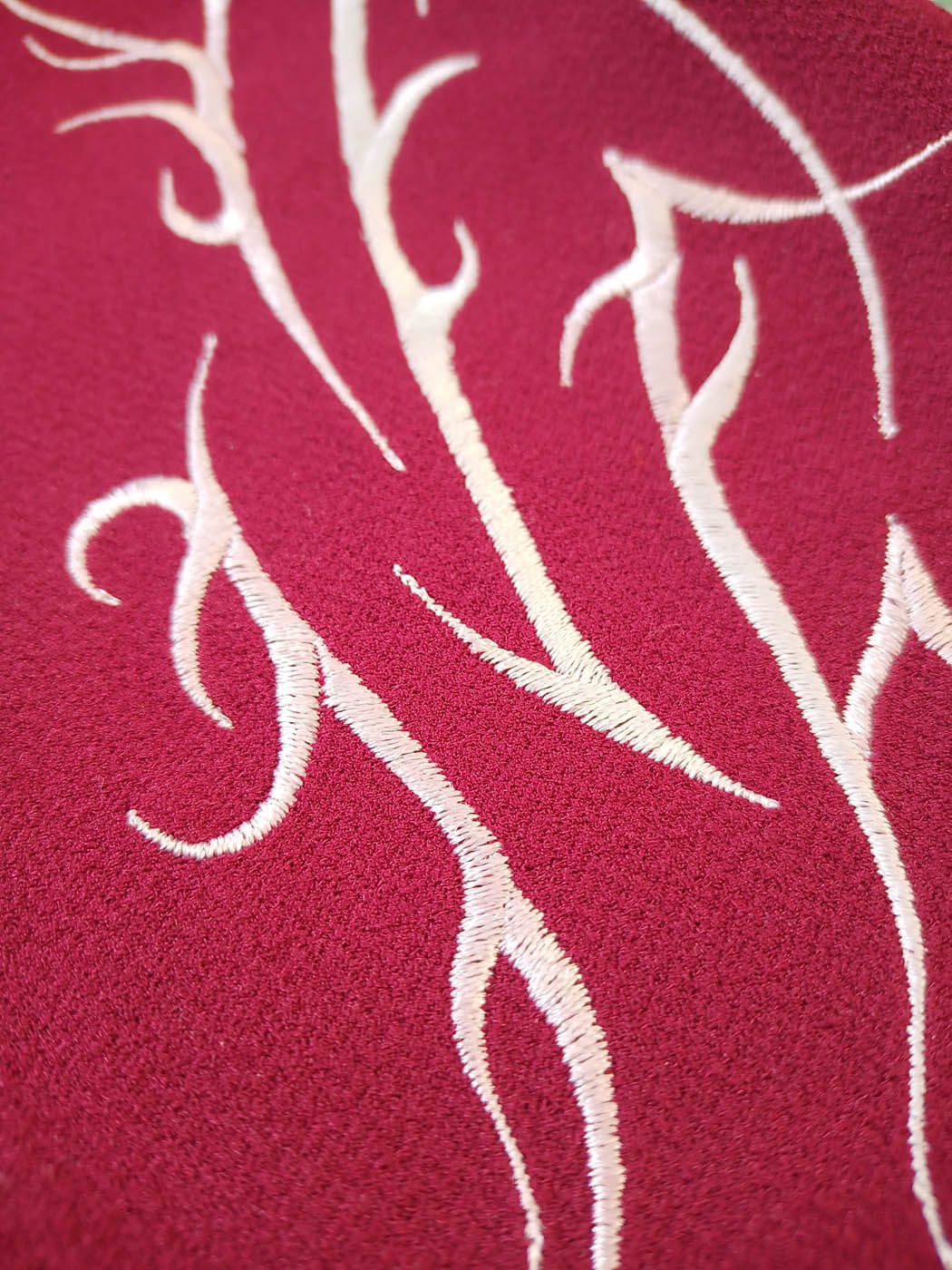 Modèle d'une création de vêtement brodé. La broderie, réalisée par HÉVY, est composée de motifs type tribal.