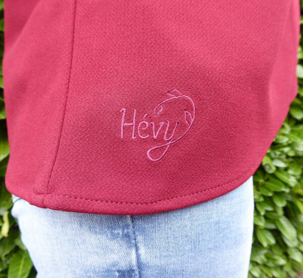 Broderie du logo Hévy sur tenue ARTÉMIS bordeaux